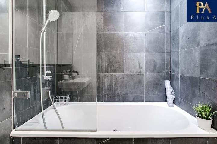 Pluxa Azure Cubic - Azure Cityview, Corporate Stays Welcome Birmingham Exterior photo
